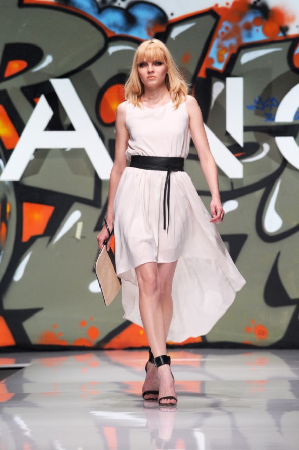 Lijepa Lana Banely uživala u Mangovoj reviji 