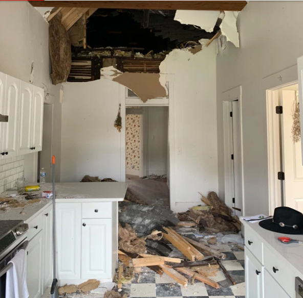 Lorina kuća pretpjela je znatnu štetu od tornada