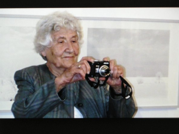 POP UP IZLOŽBA SLAVKE PAVIĆ 'Hodanje i fotografija liječe'