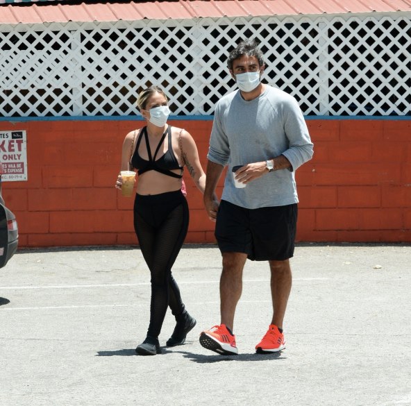 RUKU POD RUKU S DEČKOM Lady Gaga više ne skriva trbuščić