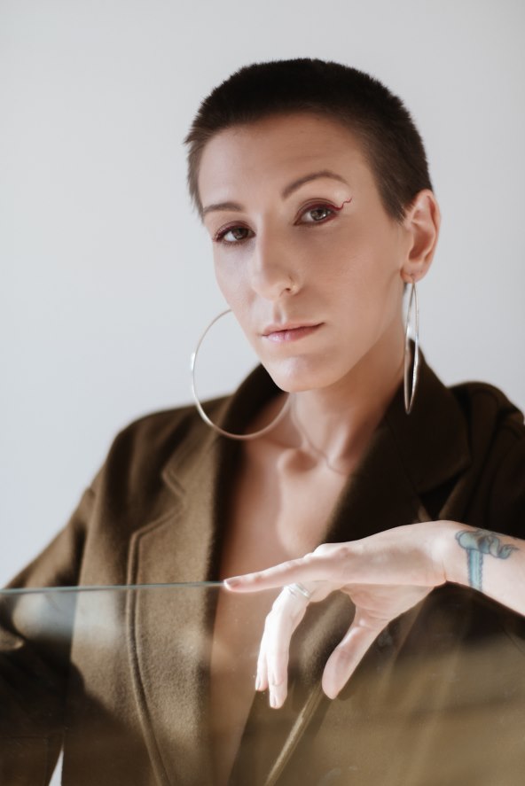 Multidisciplinarna umjetnica Stephany Stefan predstavlja live izvedbu