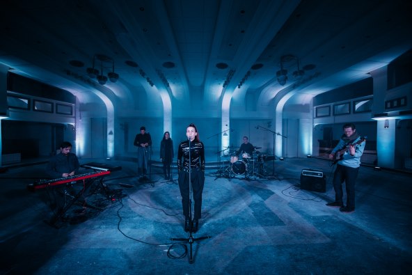 Multidisciplinarna umjetnica Stephany Stefan predstavlja live izvedbu