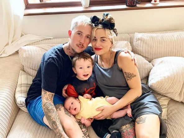 Glazbenikova 32-godišnja djevojka preminula od karcinoma