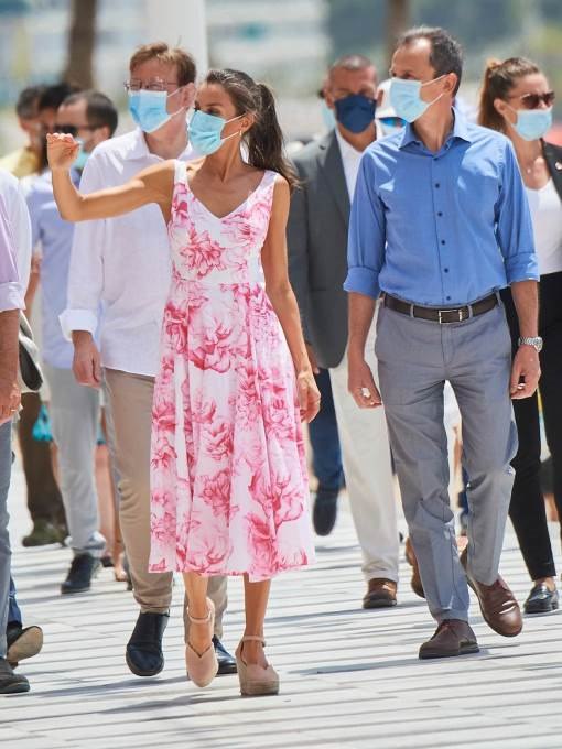 Po uzoru na kraljicu glamurozno 'isfurajte' iste sandale na više načina