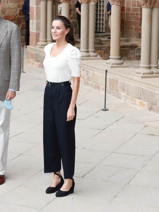 Po uzoru na kraljicu glamurozno 'isfurajte' iste sandale na više načina