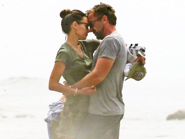 Poznata glumica dva dana nakon razvoda izmjenjuje strasti s drugim na plaži