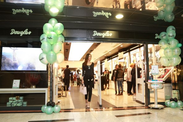 Antonija Mandić i Ana Miščević posjetile novouređenu Douglas parfumeriju