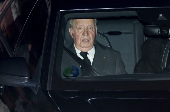 TRESE SE DVOR Bivši kralj zbog skandala napustio zemlju