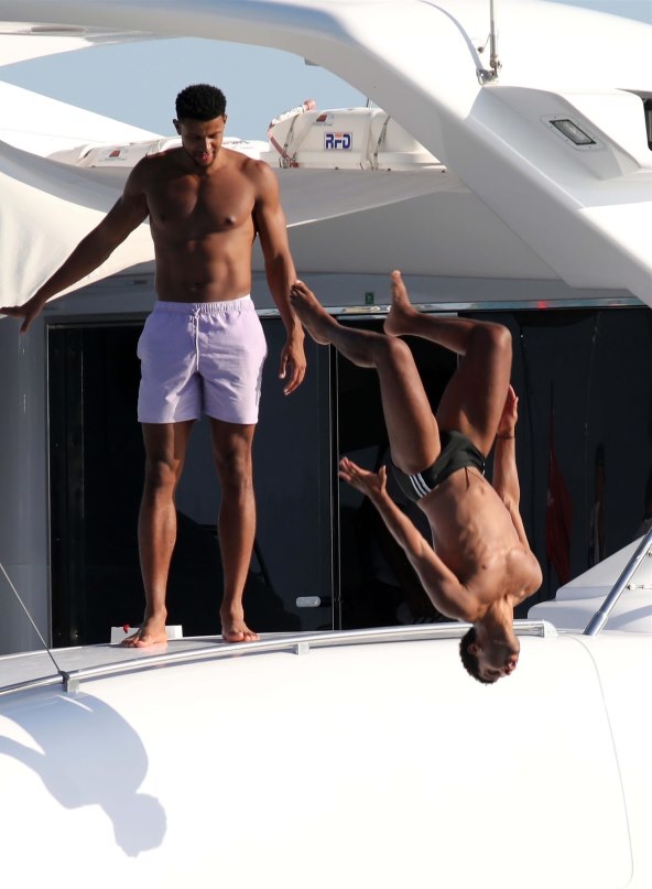 ŽENE OSTALE BEZ DAHA Goli i mišićavi sportaši postali atrakcija na plaži