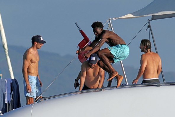 ŽENE OSTALE BEZ DAHA Goli i mišićavi sportaši postali atrakcija na plaži