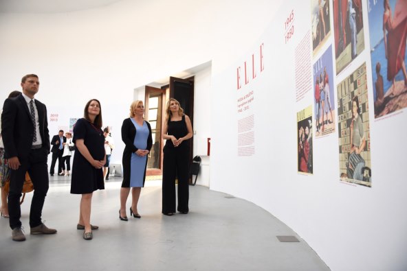 Predsjednica Kolinda Grabar Kitarović posjetila izložbu „Elle – Moda i društvo Isprepleteni pogledi 1945 – 2015“