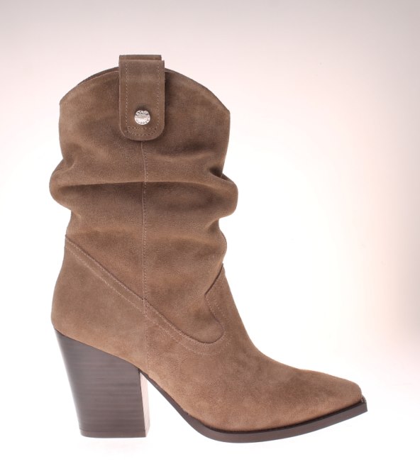 MUST HAVE čizme ove jeseni obožava i Viktorija Rađa