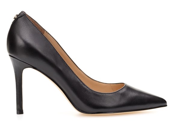 Urbani i klasični crni Guess komadi ključni su za jesensku kombinaciju