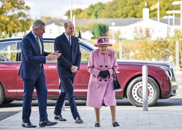 IZGUBILA DESET KILOGRAMA Kraljica izašla u javnost i pokazala novu figuru