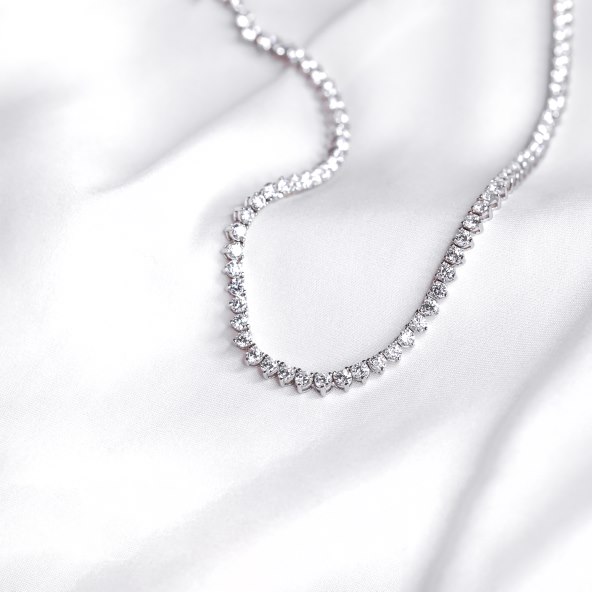 Nakit i satovi idealan su božićni dar. Kupite ih na Black Friday popustu