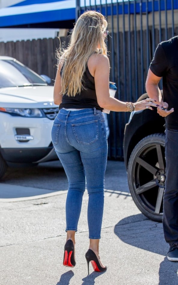 Poznata stražnjica kipi iz uskih traperica