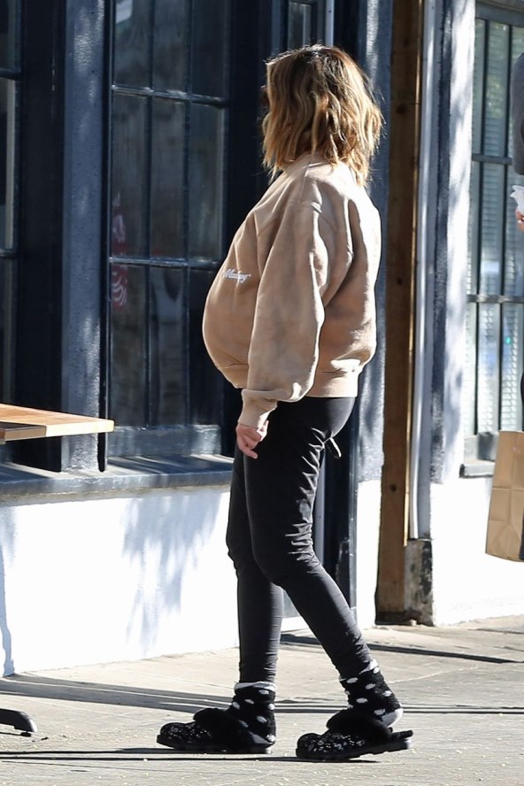 TRBUH DO ZUBA Ashley Tisdale ne izlazi iz 'dlakavih' papuča i trenirke