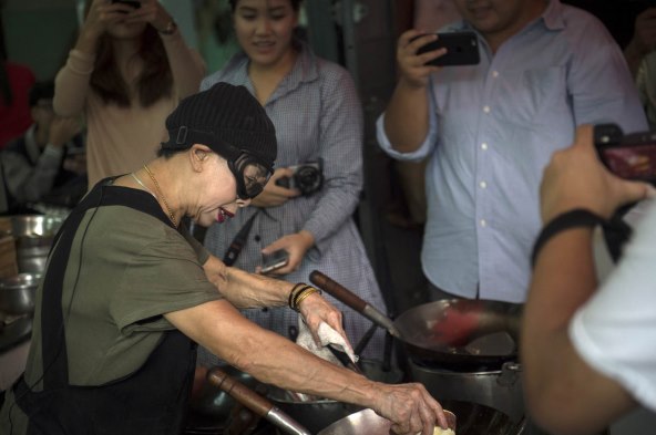 I više nego zaslužena nagrada je u rukama ikone street fooda Jay Fai