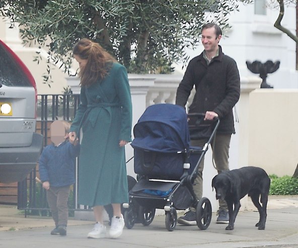 UMORNA, ALI SRETNA Pippa Middleton uhvaćena s obitelji u šetnji