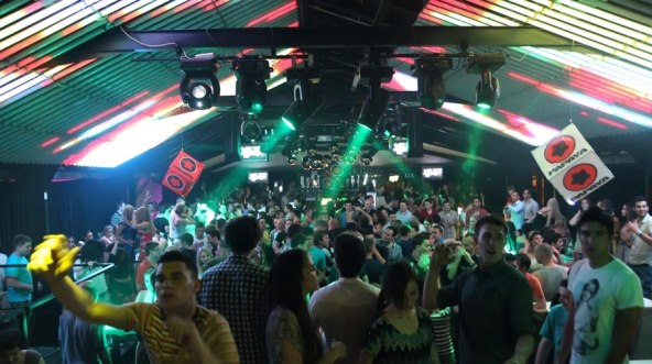 Franka Batelić spremna za tulume u Novalji