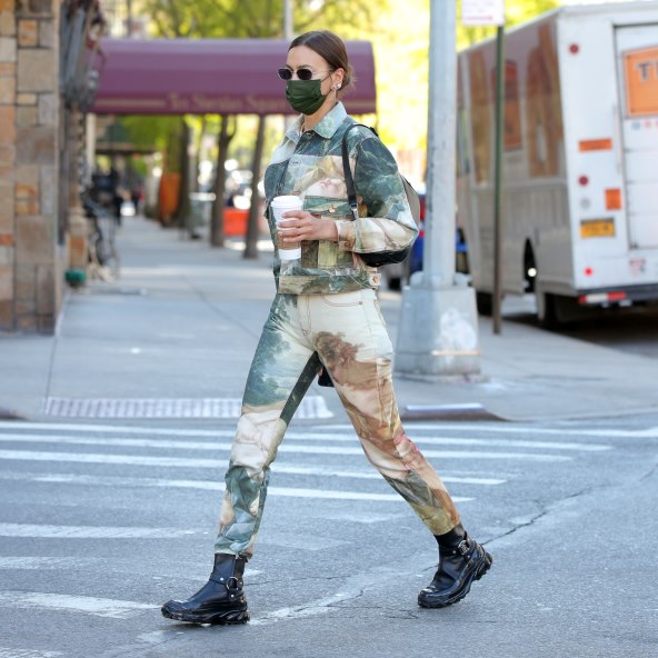 HODAJUĆI ROKOKO Što kažete na odjeću koju je Irina izabrala za dnevni look?