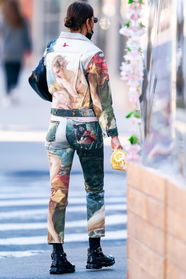 HODAJUĆI ROKOKO Što kažete na odjeću koju je Irina izabrala za dnevni look?