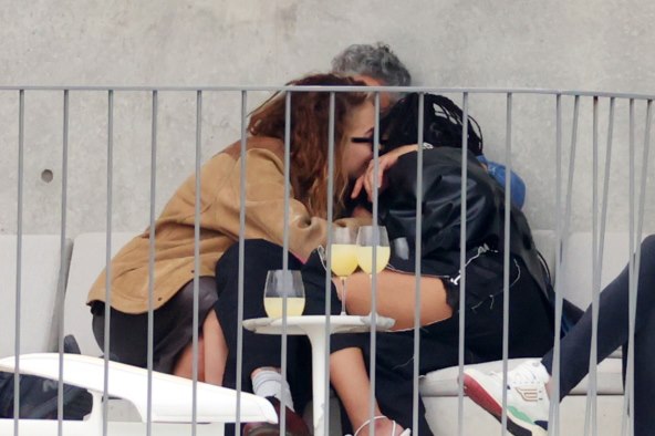 Procurile fotografije s razuzdanog privatnog tuluma Rite Ore i društva