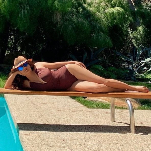 Salma Hayek pokazala bujni dekolte i lice bez šminke