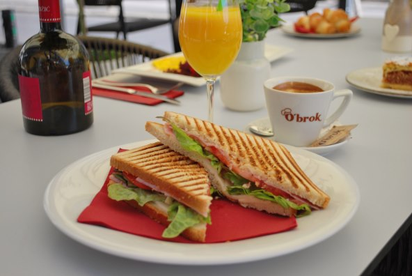 Sunčana terasa O'brok bara za opuštanje uz kavu, koktele i domaće delicije