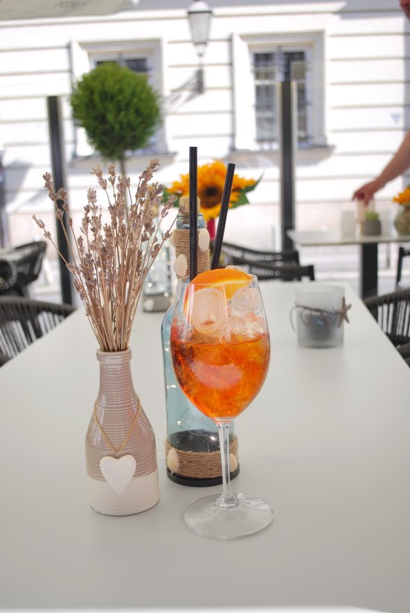 Sunčana terasa O'brok bara za opuštanje uz kavu, koktele i domaće delicije