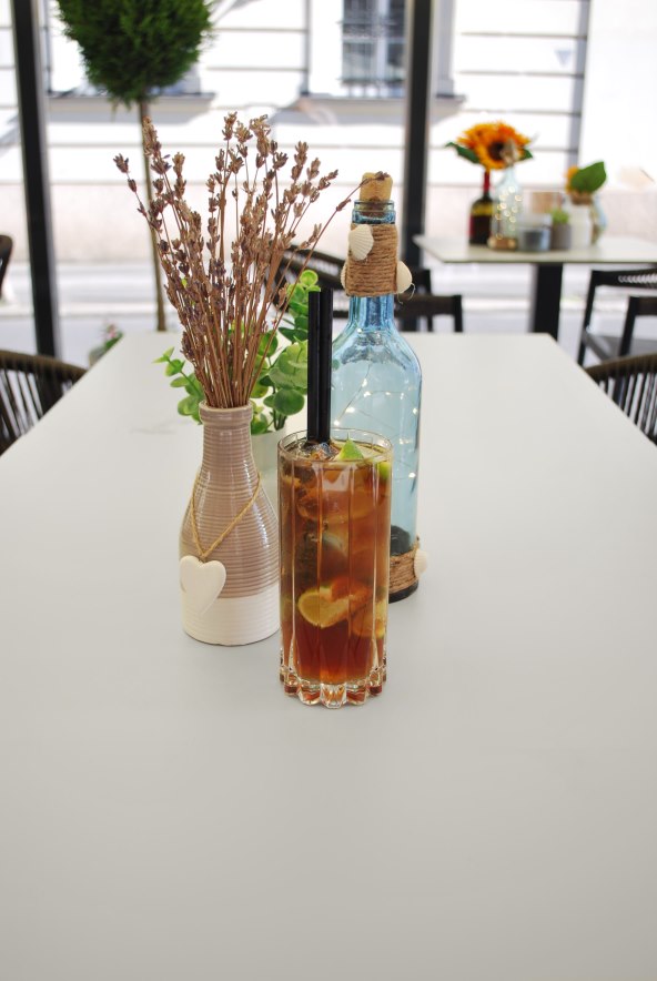 Sunčana terasa O'brok bara za opuštanje uz kavu, koktele i domaće delicije