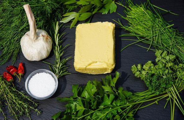 Pripremite začinjeni maslac