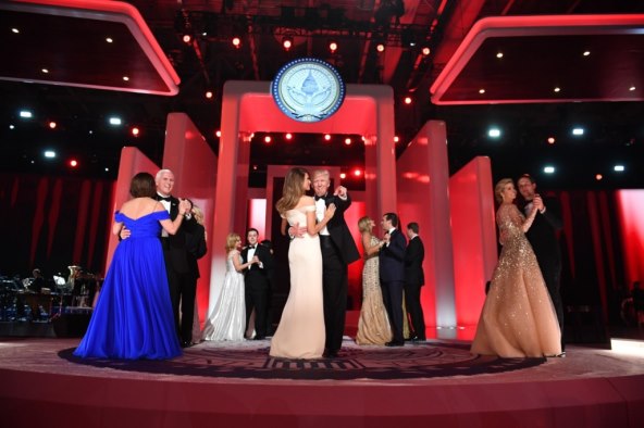 PRVI PLES Haljina za bal u kojoj je Malania Trump sve redom prešišala