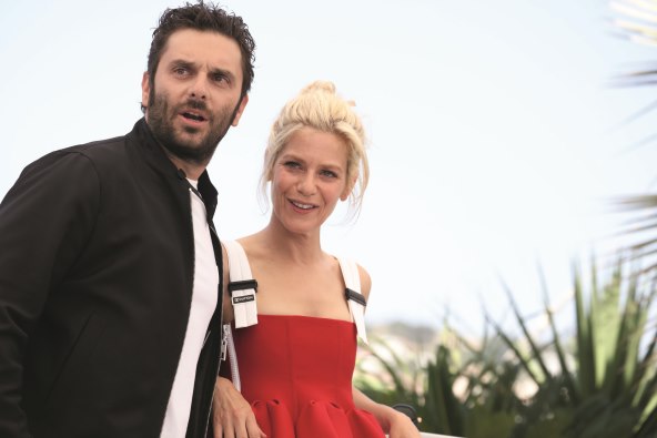 Gola žena na filmskom festivalu u Cannesu