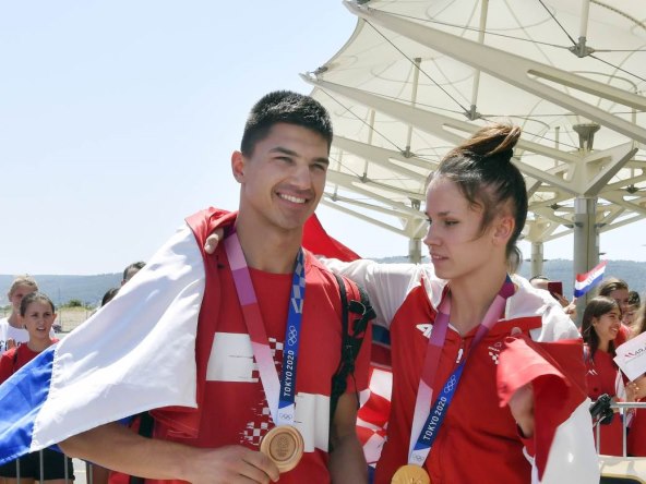 Matea Jelić i Toni Kanaet