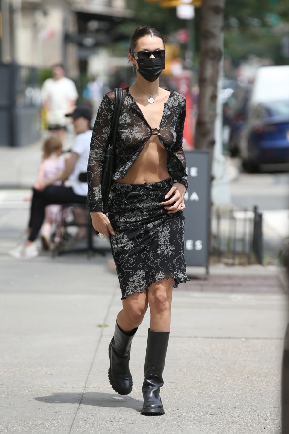 Bella Hadid u bluzi bez grudnjaka