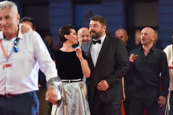 ONI SU SINOĆ ODUŠEVILI CRVENI TEPIH Prekrasne haljine prve večeri SFF-a