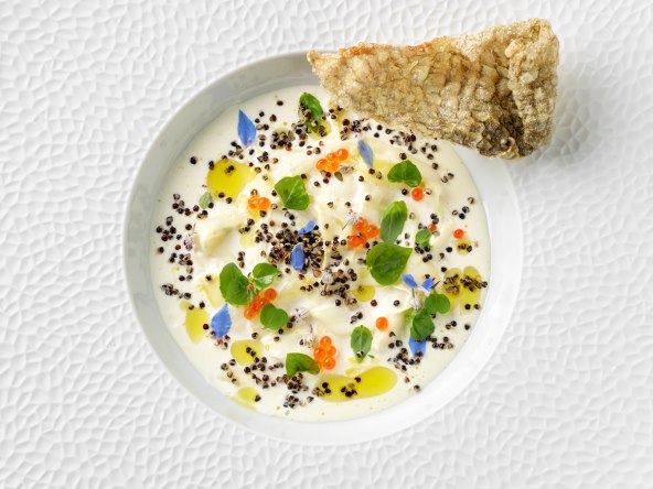 Bijele šparoge, pjena od brancina, crna quinoa, ikra od pastrve, maslinovo ulje