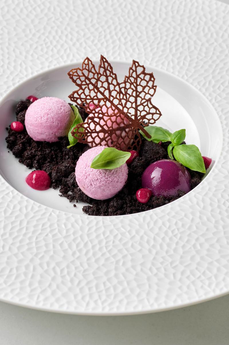 Mousse od grožđa, panna cotta od ružine vodice, žele od tamnog grožđa, crumble od kakaa
