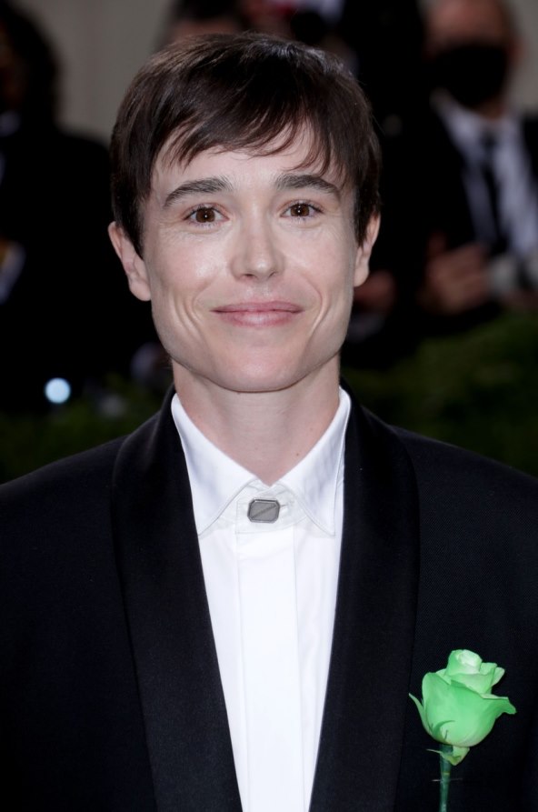 Elliot Page kao muškarac na crvenom tepihu Met Gale 