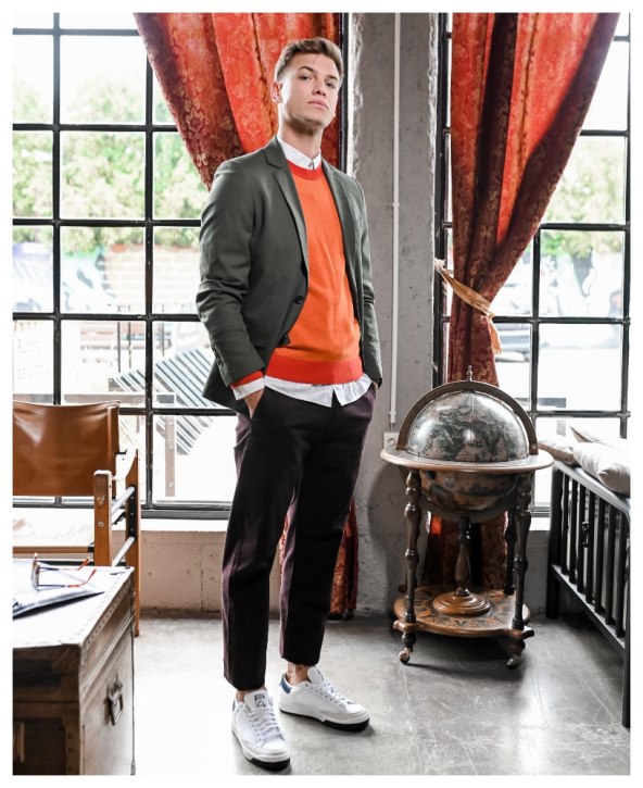 Designer Outlet Croatia: Antony Morato sako (XYZ) 1299 kn - 30% 909,30 kn; Fossil sunčane naočale (Optotim) 769,50 -30 % 538,65 kn; Ted Baker etui za tablet 960 kn -30% 672kn, Ted Baker košulja 950kn -30% 665 kn; tenisice adidas ( Rod Laver) 749 kn - 33% 499 kn; Hugo Boss vesta 990 kn - 30% 693 kn; Hlače Scotch &Soda (Europa 92) 699 kn -34% 459 kn