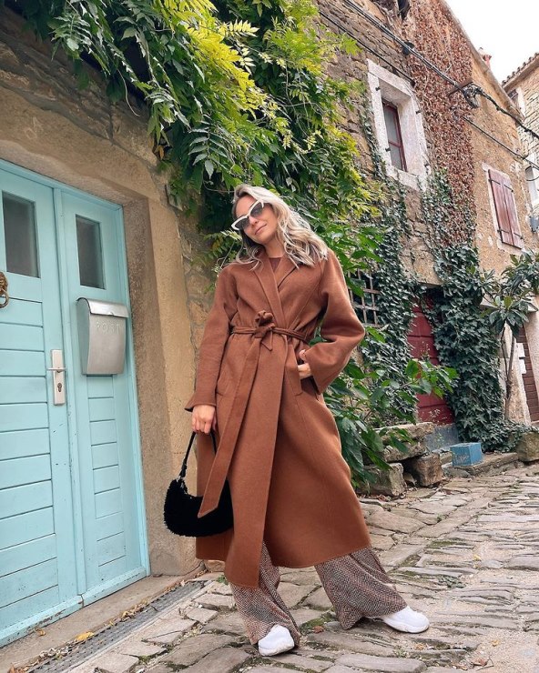 Sonja Kovač u kompletu s perjem 