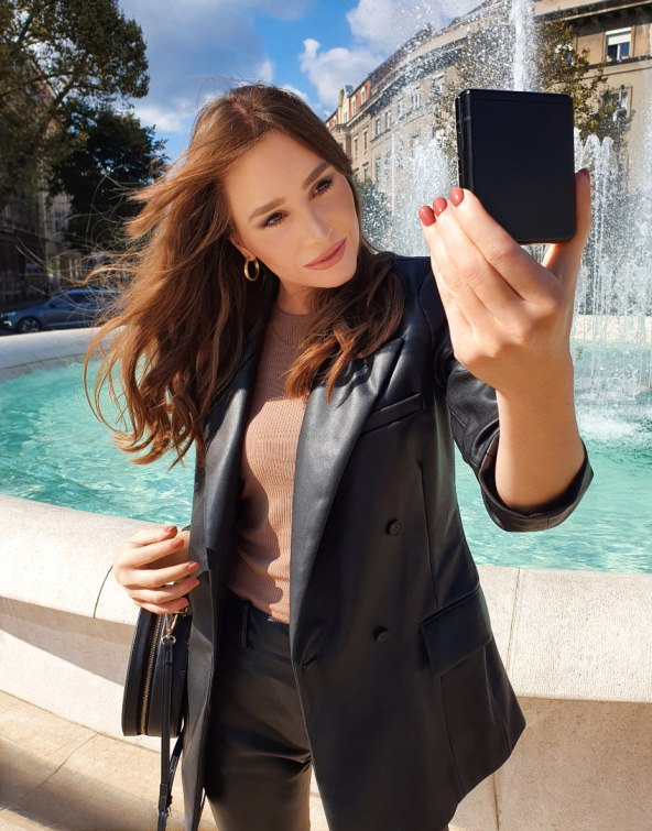 Ako želite snimiti brzinski selfi, još brže ćete to izvesti bez otvaranja telefona, zahvaljujući malom vanjskom zaslonu na kojem se prikazuje pretpreglednik selfi fotografije, ali i različite notifikacije koje se prikazuju bez da otvarate telefon.