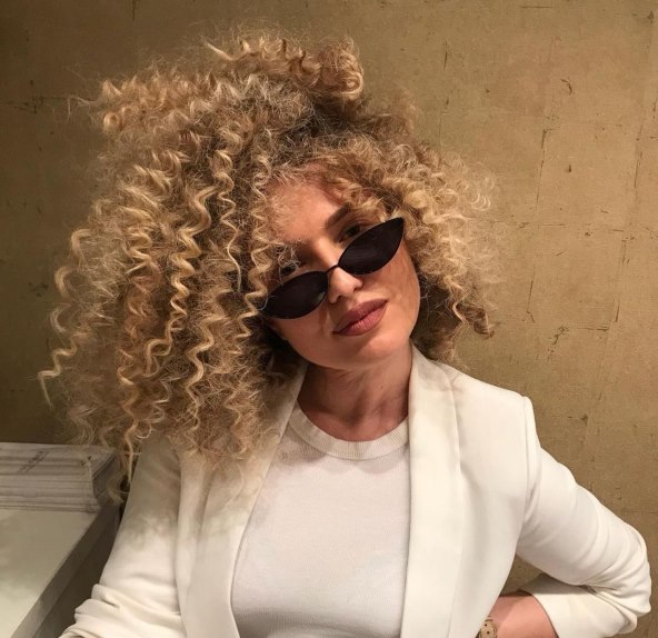 Kovrčava slojevita frizura