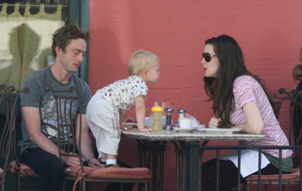 Liv Tyjer i Royston Langdon sa sinom Milom