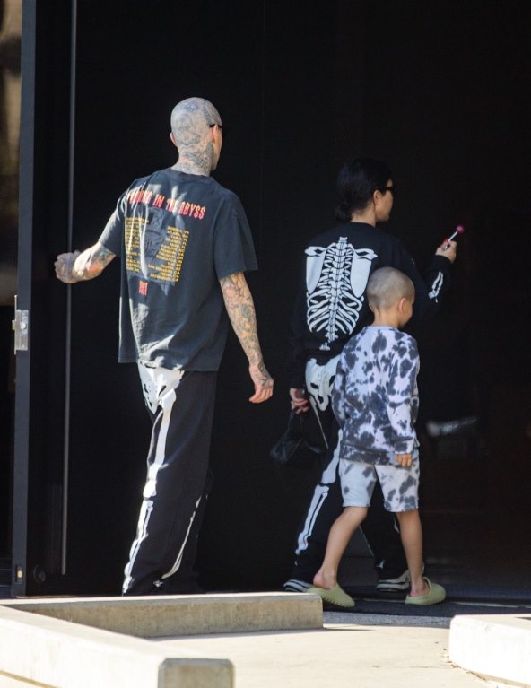 Kourtney Kardashian i Travis Barker odjeveni u kosture
