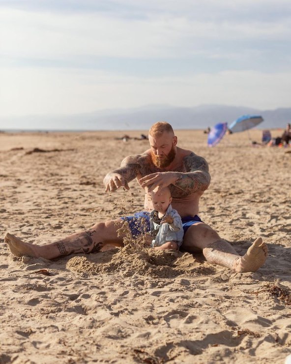 Hafþor Julius Bjornsson i Kelsey Henson