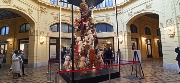 Božićno drvce okićeno plišanim medvjedićima u zagrebačkom Oktogonu.