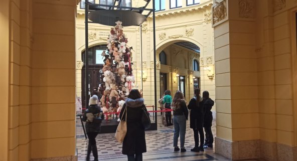 Božićno drvce okićeno plišanim medvjedićima u zagrebačkom Oktogonu.