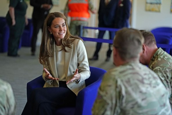 Kate Middleton u blejzeru brenda Reiss.